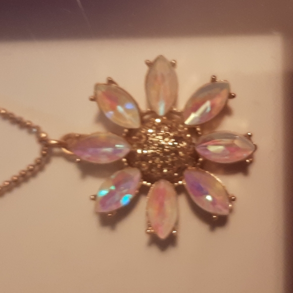 BETSEY JOHNSON BEE & FLOWER EARRING AND NECKLACE SET - Picture 2 of 9